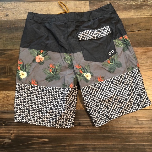 Men’s free world swim trunks size 34 - Picture 3 of 3